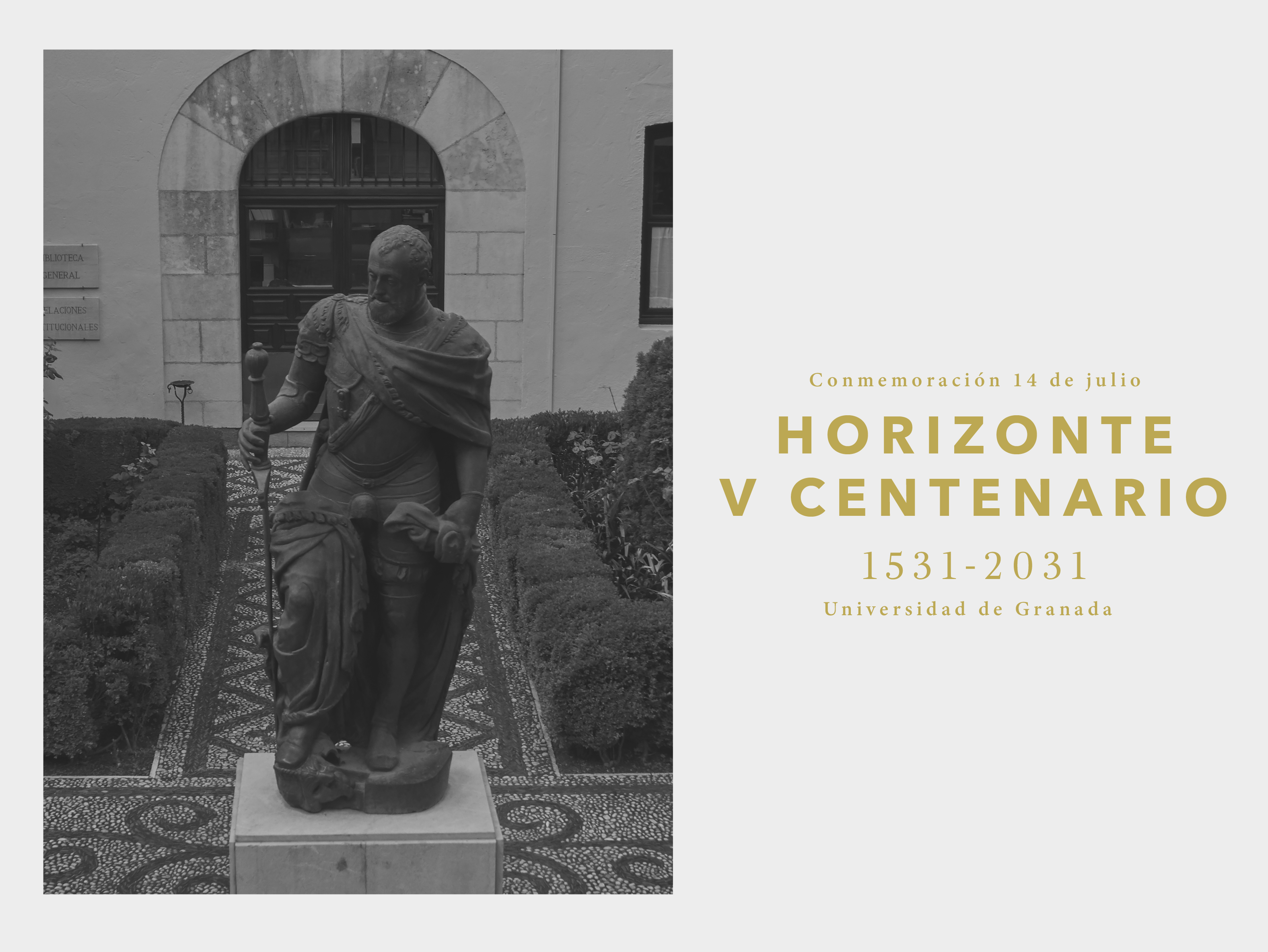 Fotografía en blanco y negro de la estatua de Carlos V del Hospital Real 