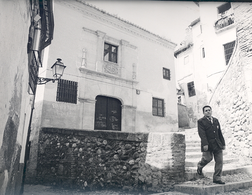Fotografía antigua en blanco y negro de la fachada de la Casa de Porras