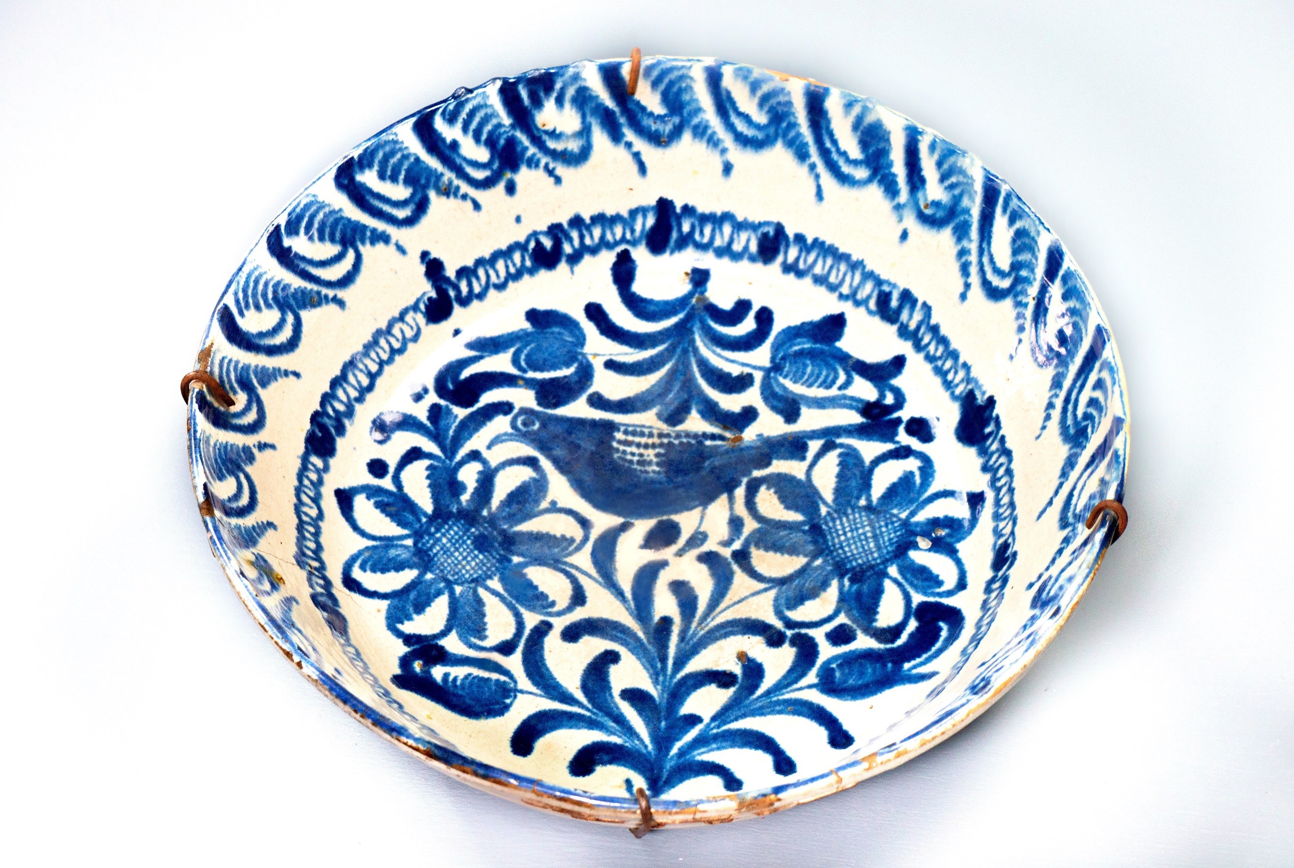 Detalle de un plato de cerámica granadino
