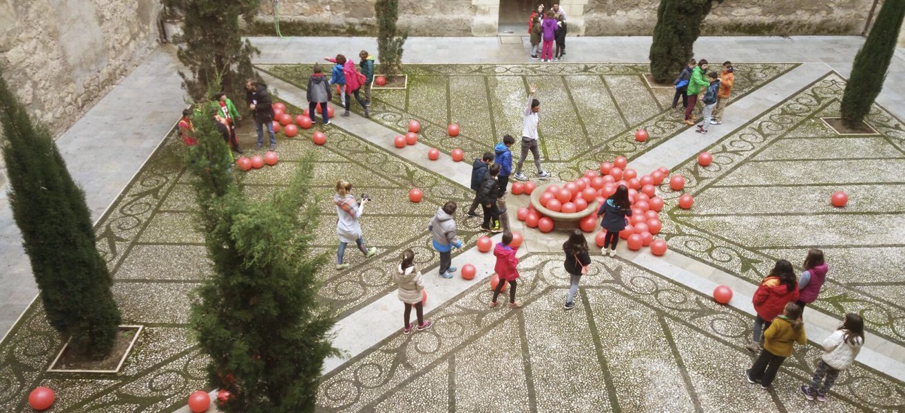 Niños jugando con pelotas en el patio de los inocentes
