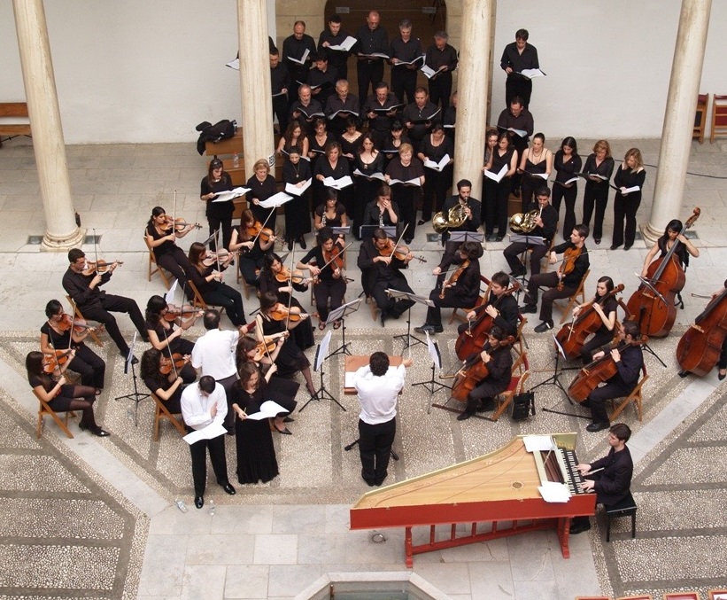 Imagen cenital de actuación musical de la orquesta y coro de la universidad de granada