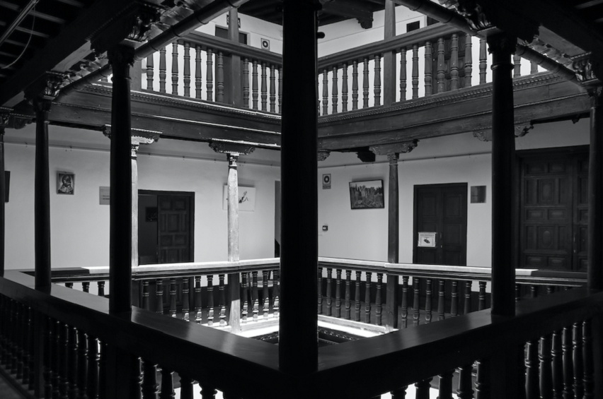 Fotografía en blanco y negro del patio central del edificio 