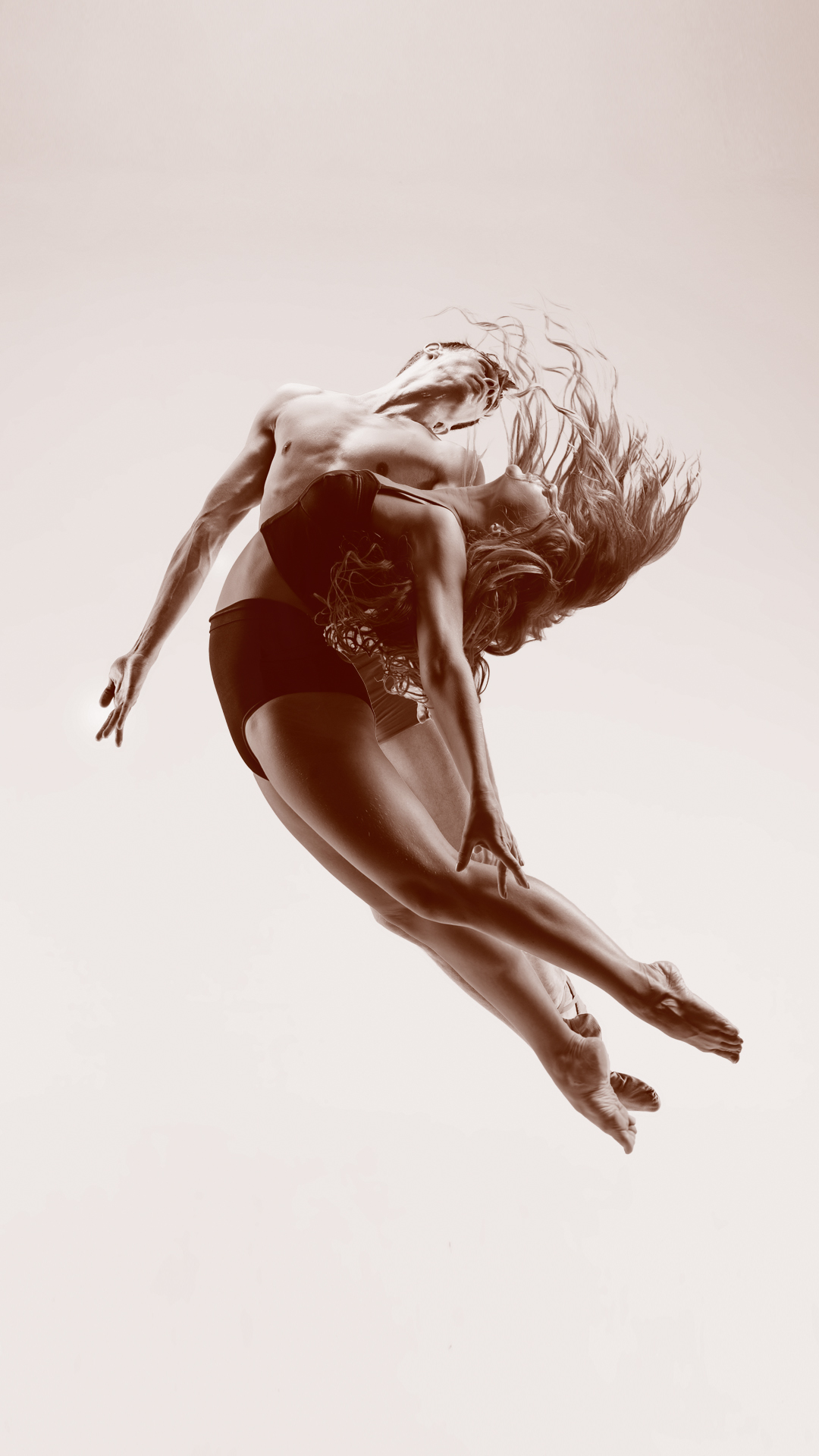 Imagen de una persona llevando a cabo una coreografía de danza flotando en el aire