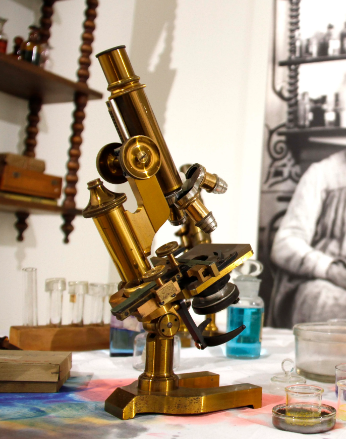 Fotografía de un antiguo microscopio expuesto en el Museo de la Salud