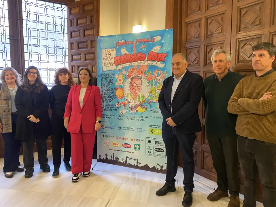 Fotografía de los miembros de la UGR y del ayuntamiento de Huétor Tajar presentando el acto