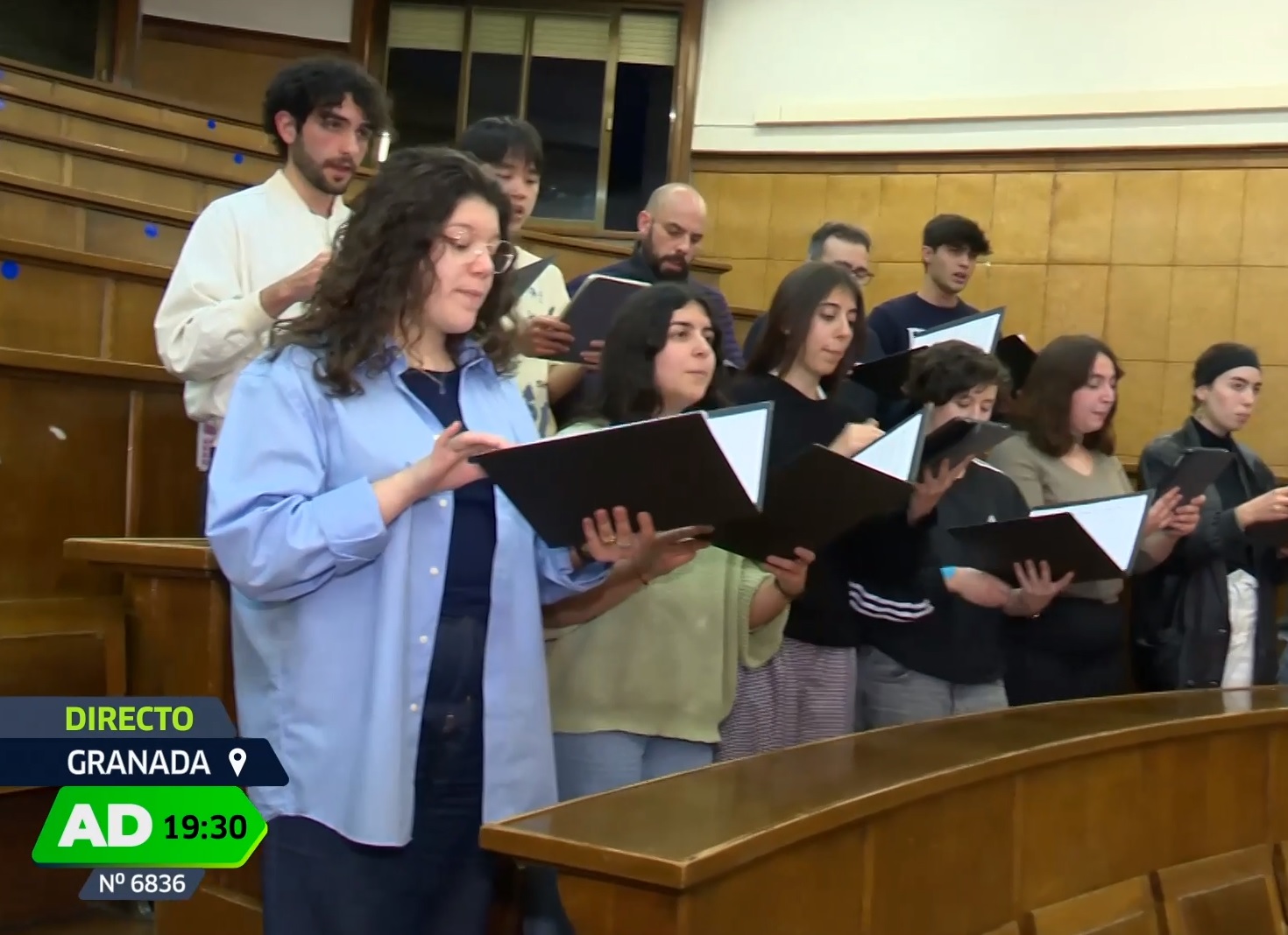 Miembros del Coro de la UGR durante un ensayo