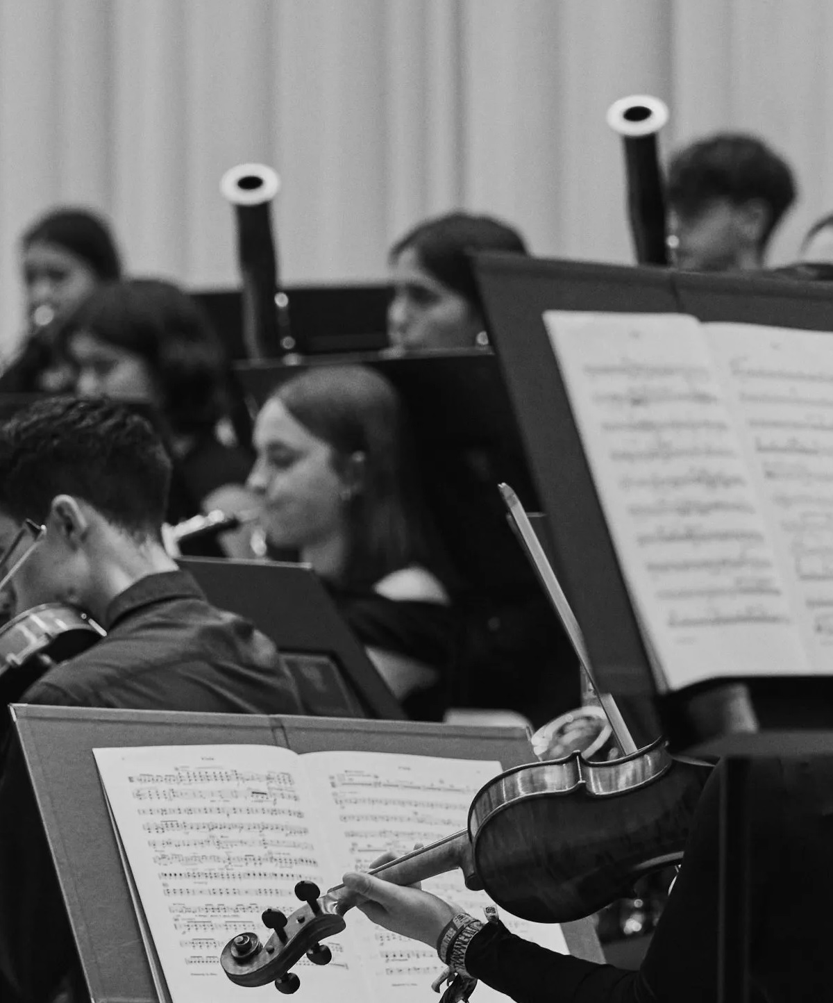Fotografía en blanco y negro de una interpretación de la orquesta de la UGR