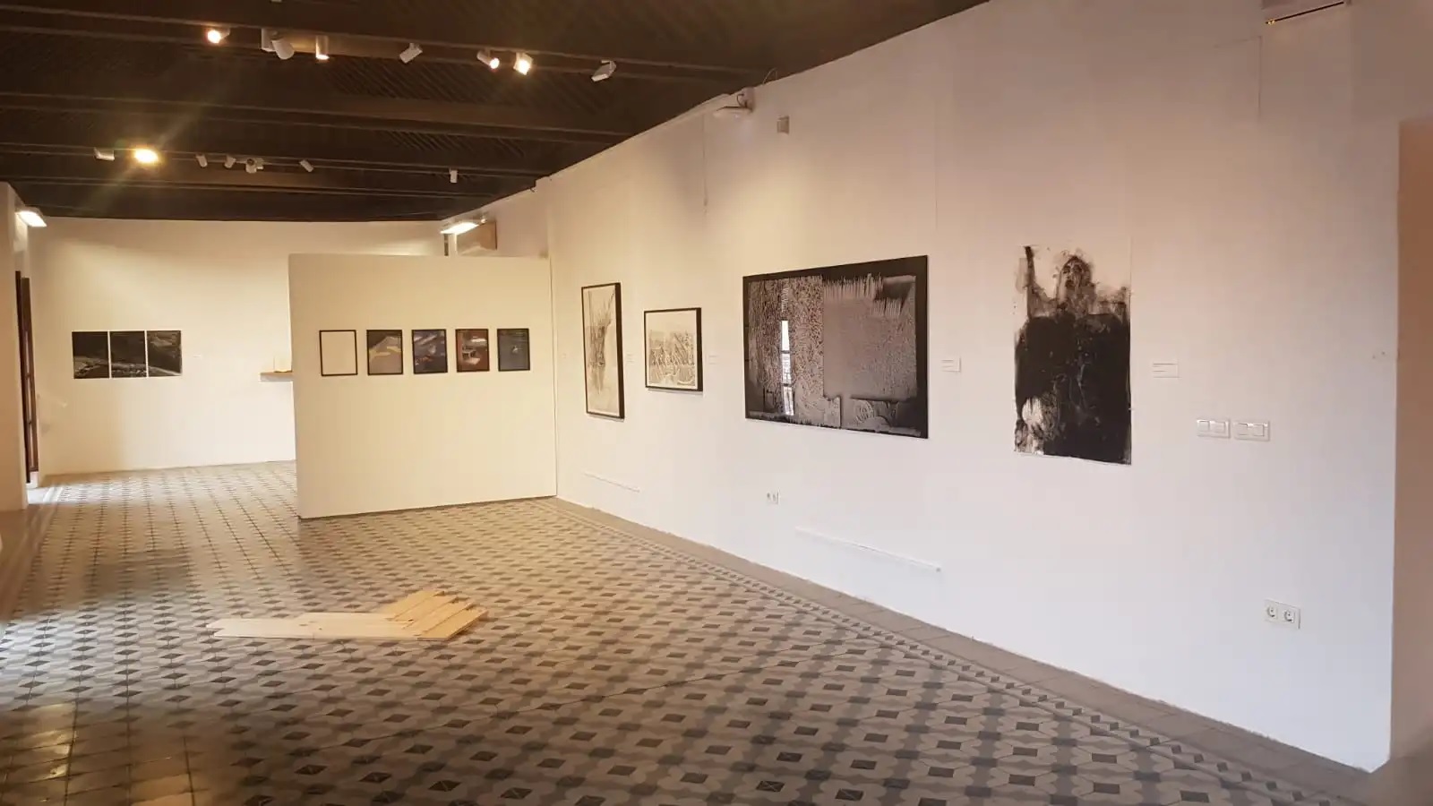 Fotografía de una sala de exposiciones con cuadros expuestos en la pared
