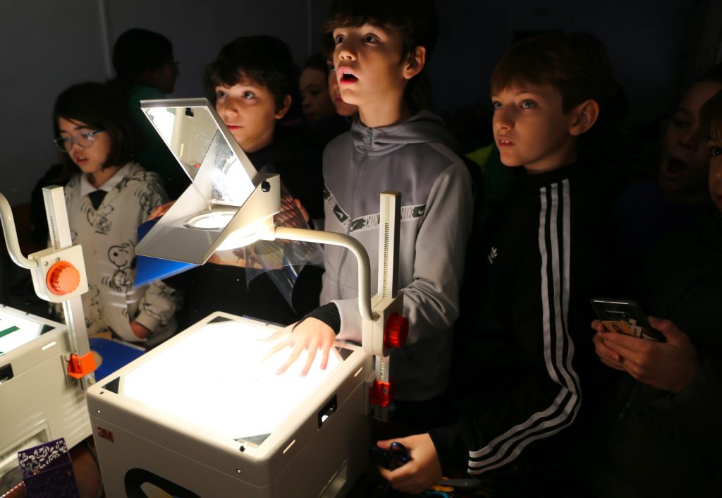 Fotografía de unos niños manipulando un proyector