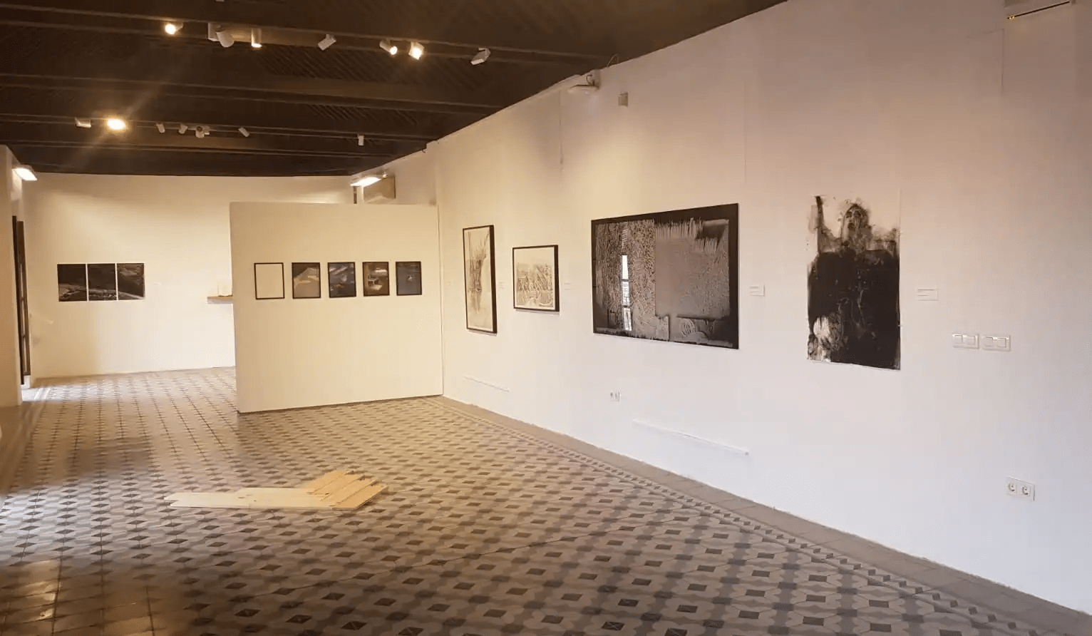 Fotografía de una sala de exposiciones de arte contemporáneo con obras expuestas