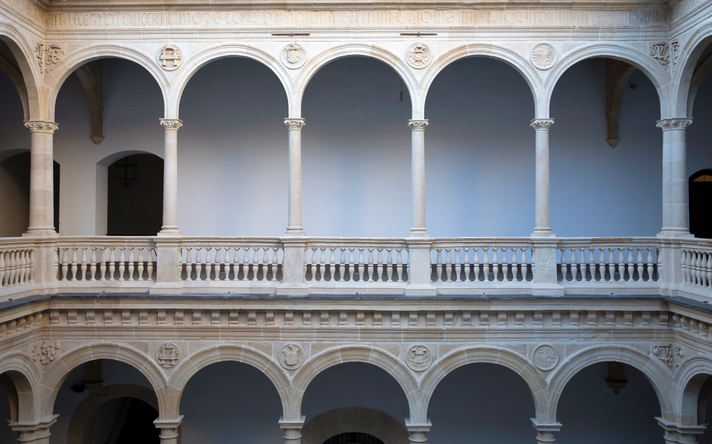 Fotografía de los arcos del patio de los Mármoles del Hospital Real