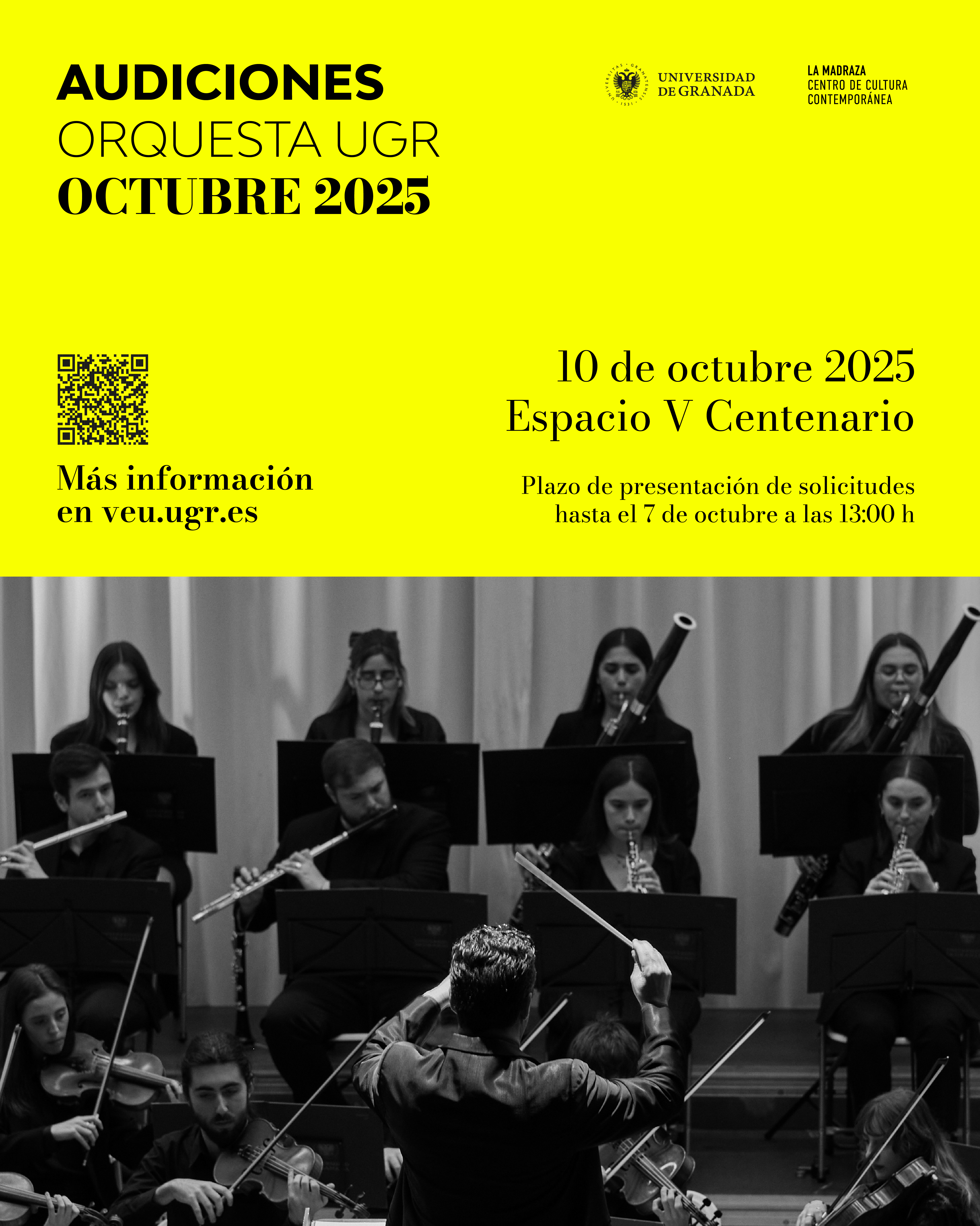 Fotografía en blanco y negro de un momento interpretativo de la orquesta d ela UGR en la que se ve al director de espaldas y a unos músicos tocando el fagot