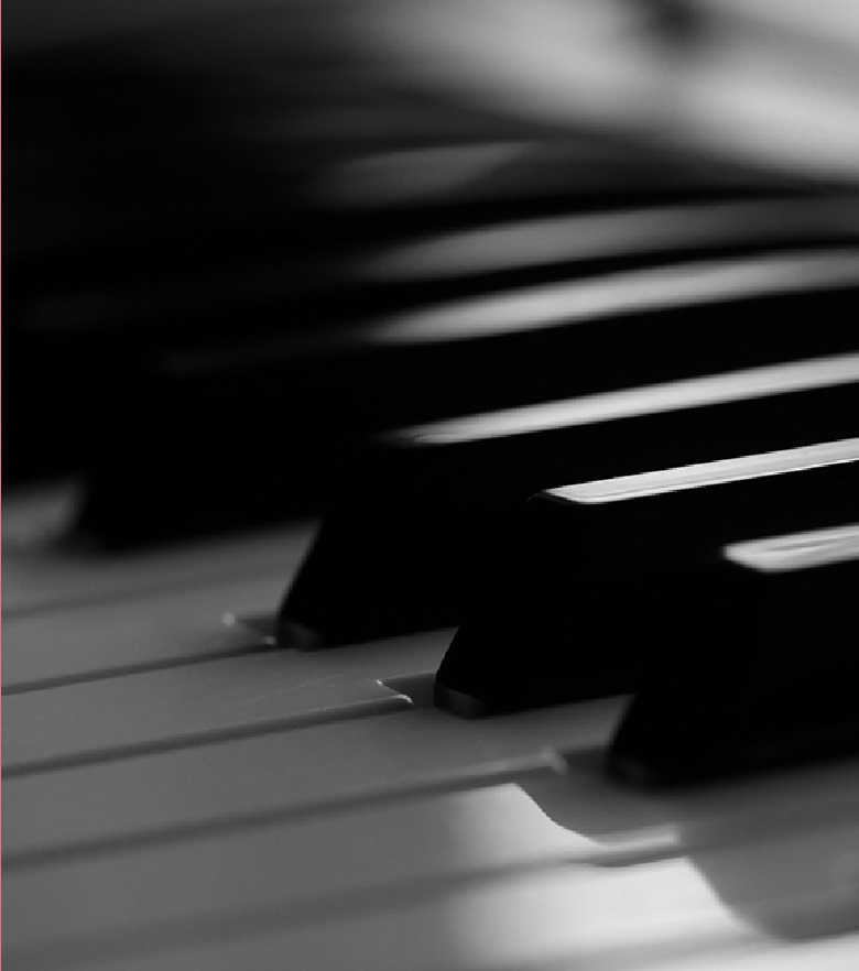 Fotografía en blanco y negro de las teclas de un piano
