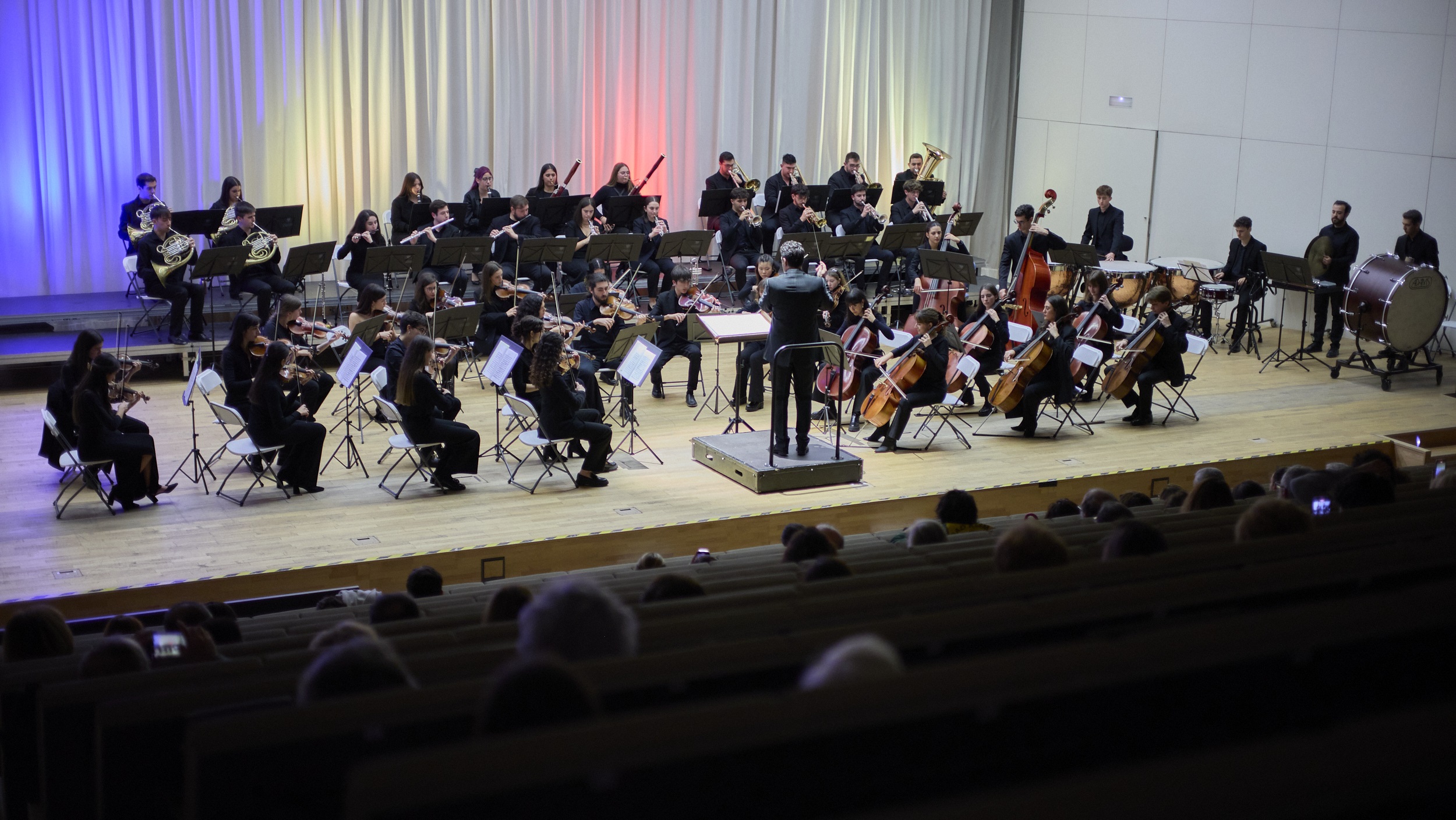 Fotografía de la Orquesta de la UGR durante una actuación en el Paraninfo del PTF