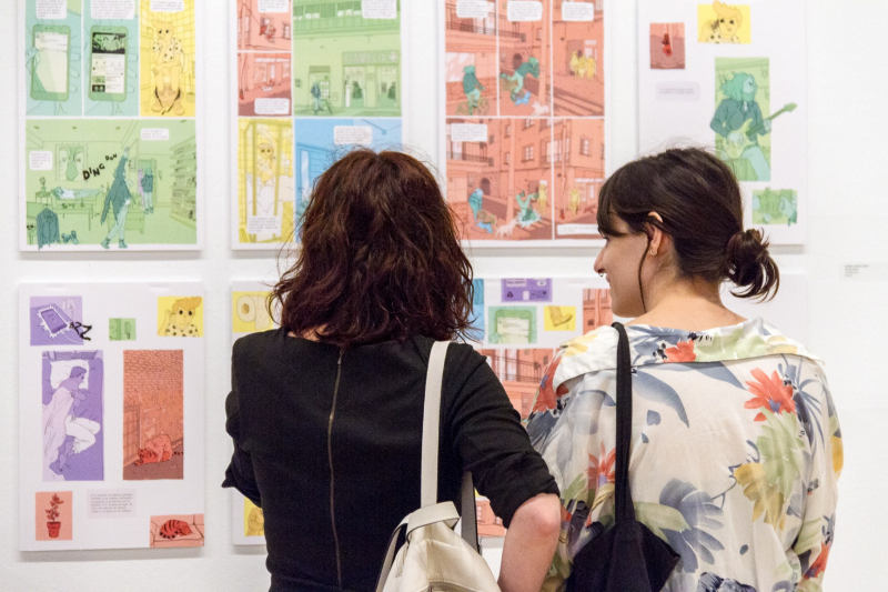 Exposición Premios UGR 2018 Visitantes a la exposición viendo obra