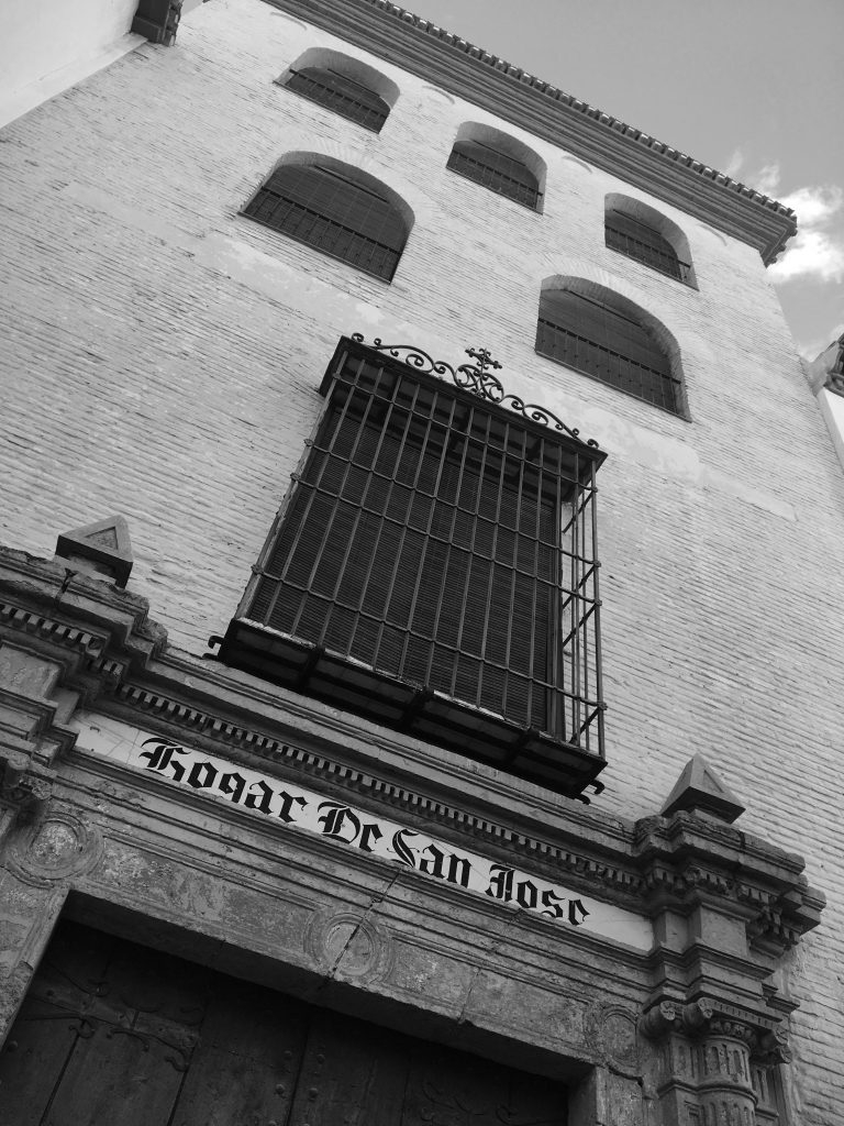Fotografía en blanco y negro de la fachada del Palacio del Almirante