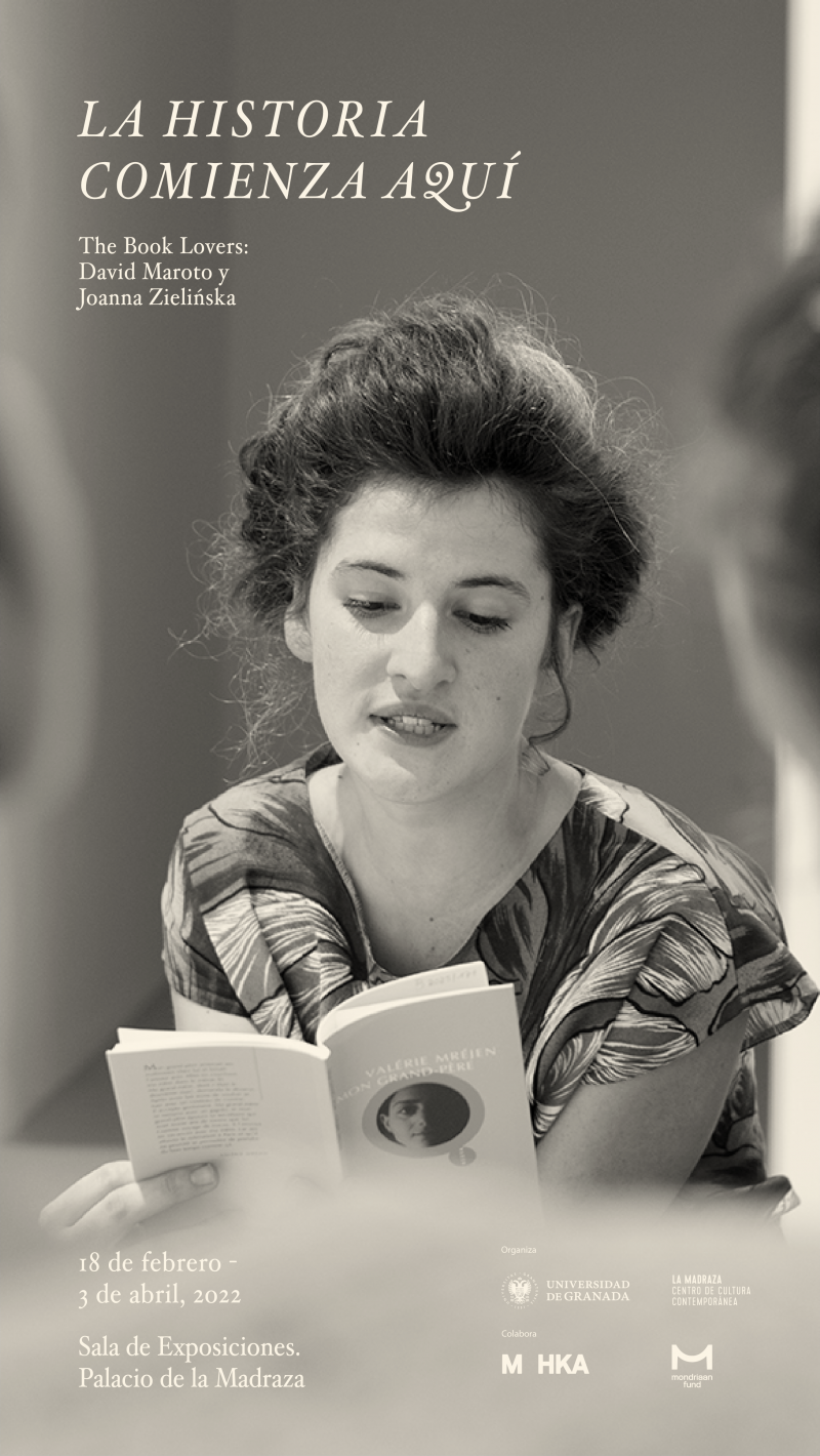 Cartel exposición La historia comienza aquí Mujer leyendo un libro