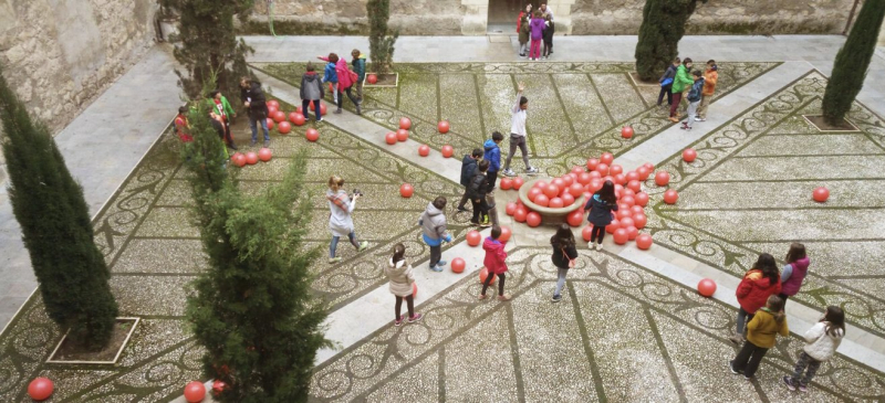 100 ovejas rojas Niños jugando con pelotas en el patio de los inocentes