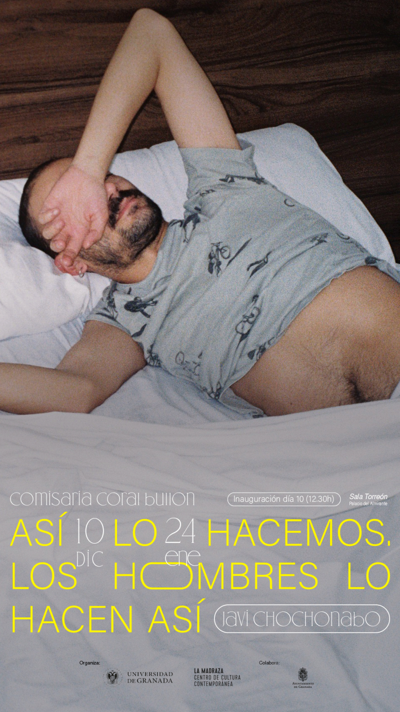ASÍ LO HACEMOS. LOS HOMBRES LO HACEN ASÍ Hombre tumbado en una cama tapándose la cara con el brazo