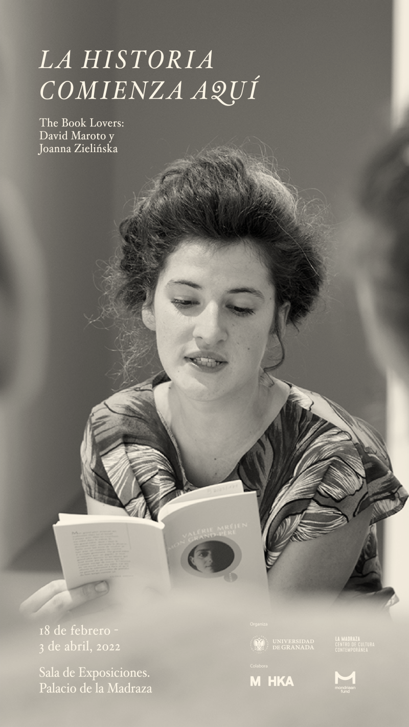 Cartel exposición La historia comienza aquí Mujer leyendo un libro