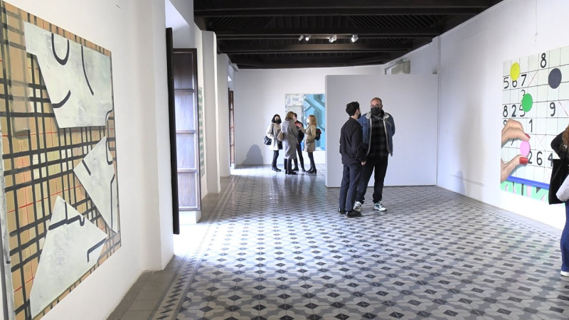 Almirante exposiciones Dos personas viendo obras de arte en una sala de exposiciones