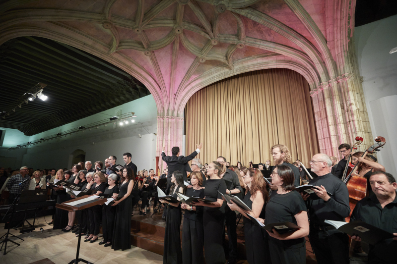 Orquesta y Coro de la UGR interpretando una pieza musical