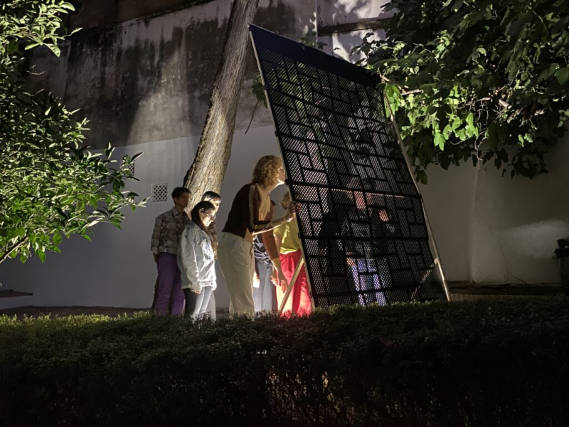 Los Tientos 2024 Grupo de artistas observando una obra