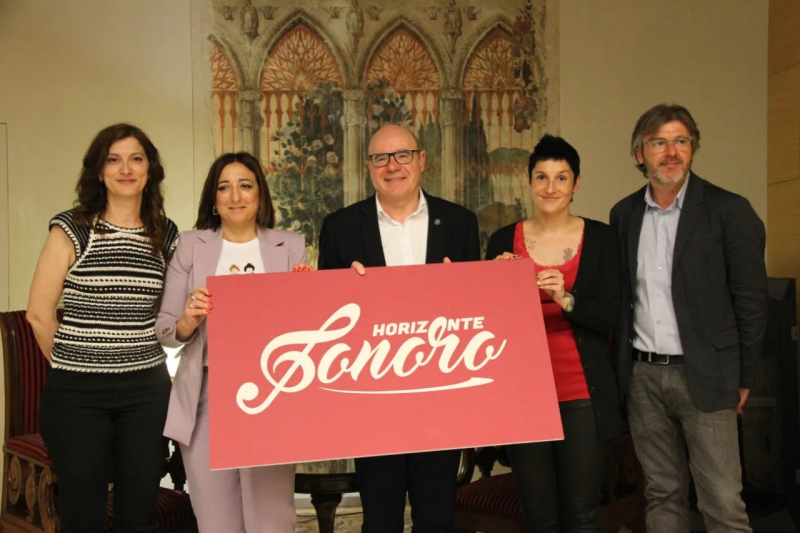 Horizonte sonoro UGR Fotografía de las personas que han presentado el proyecto sujetando el cartel del mismo