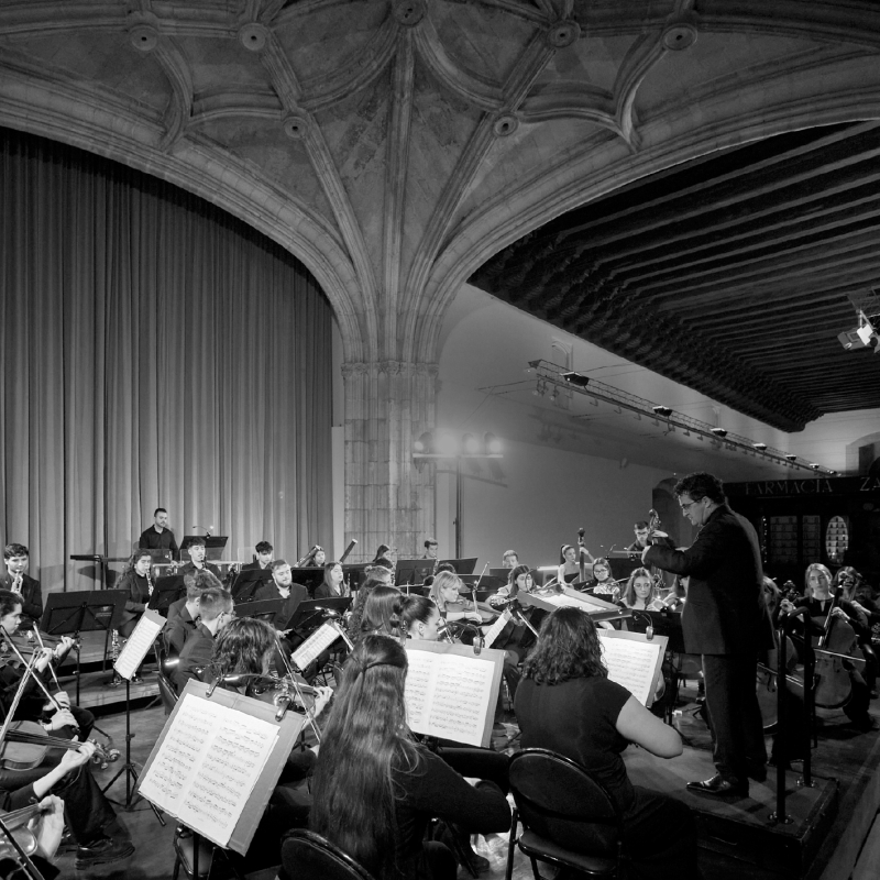 Audiciones Orquesta UGR 2024-25 Orquesta de la UGR tocando en el crucero del Hospital Real