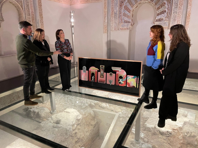 ‘La Universidad Dibujada’ incorpora una nueva pieza de la ilustradora Laura Wächter Fotografía de la presentación de la obra en la que se ve esta junto a dos personas que la presentan