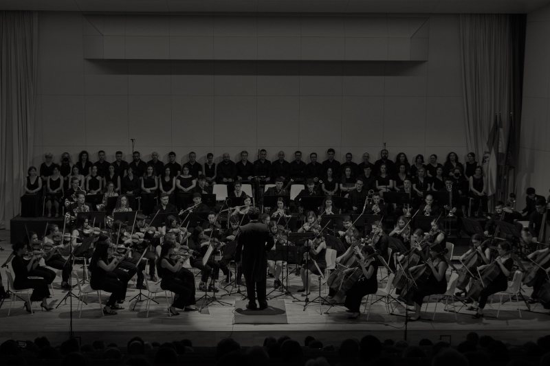 Melodías del cine español Fotografía en blanco y negro de una actuación de la orquesta y coro UGR