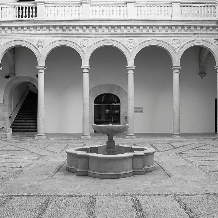 Fotografía en blanco y negro del Patio de los Mármoles del Hospital Real