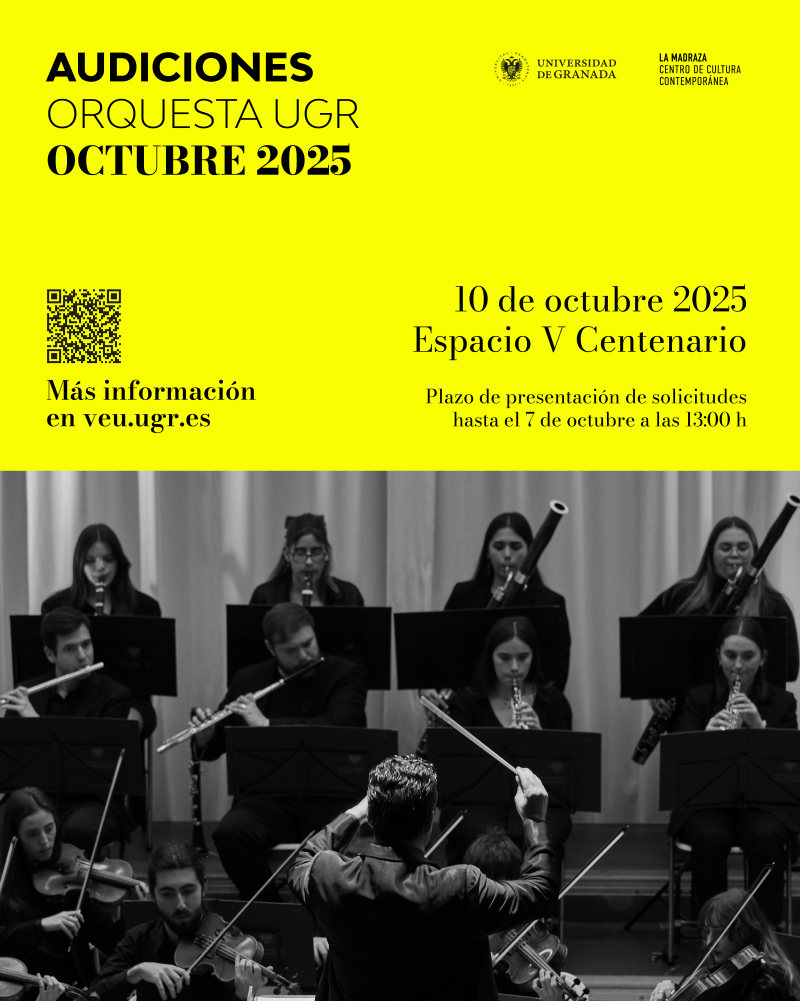 Fotografía en blanco y negro de un momento interpretativo de la orquesta d ela UGR en la que se ve al director de espaldas y a unos músicos tocando el fagot